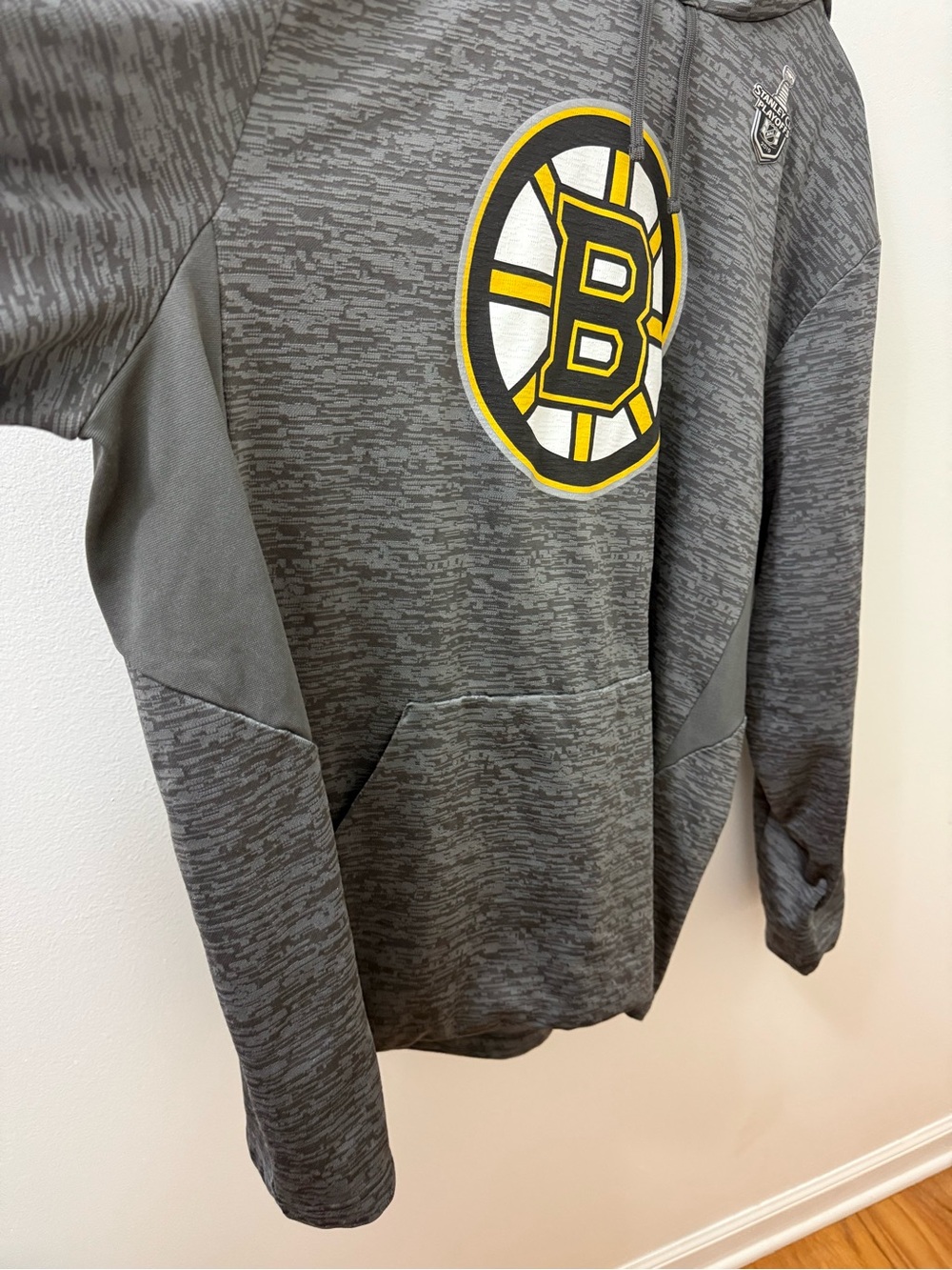 Boston Bruins Gray Pullover Hoodie with Yellow Logo - Picture 2 of 7